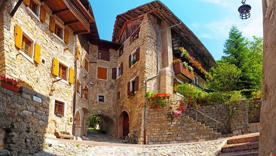 Canale di Tenno Vicoli del borgo Shutterstock.com 